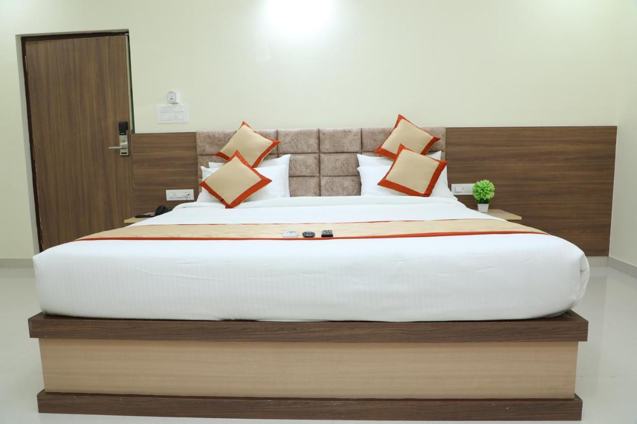 Hotel 8Th Mile Suites 班加罗尔 外观 照片