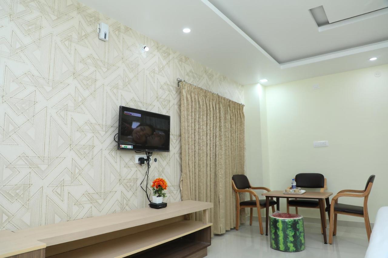 Hotel 8Th Mile Suites 班加罗尔 外观 照片