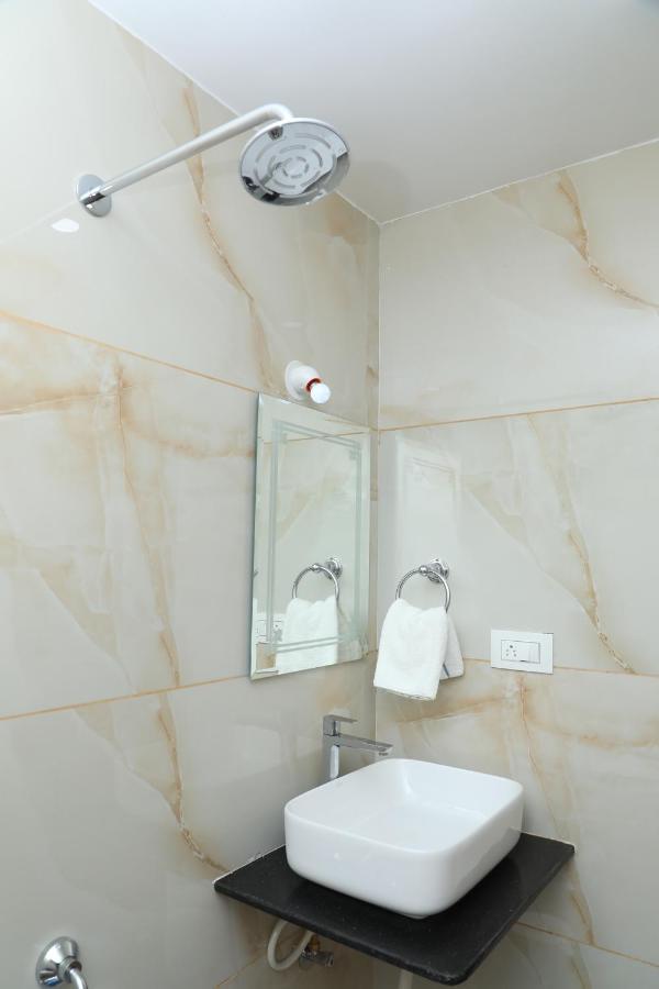 Hotel 8Th Mile Suites 班加罗尔 外观 照片
